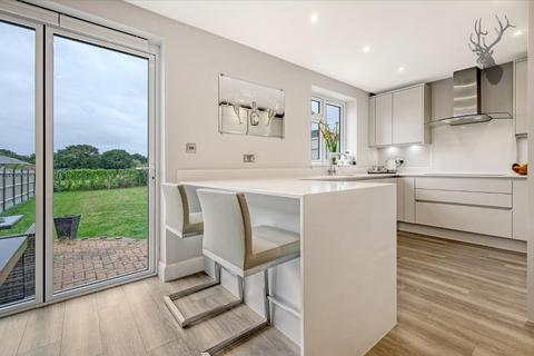 18 Court Avenue, Romford, RM3 0XS