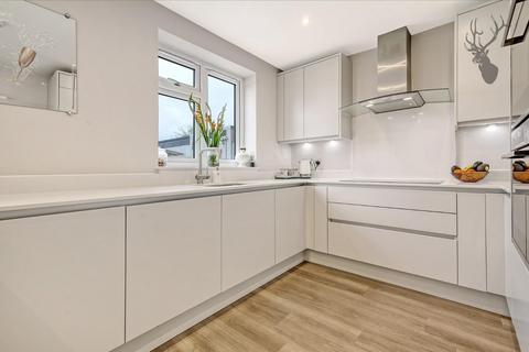18 Court Avenue, Romford, RM3 0XS