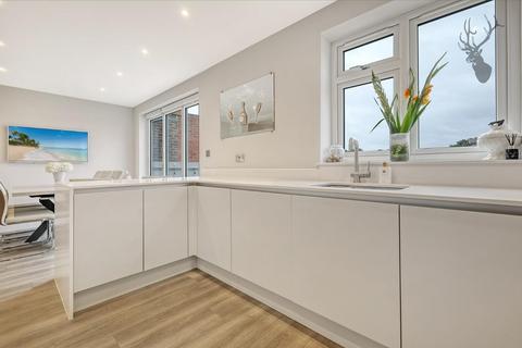 18 Court Avenue, Romford, RM3 0XS