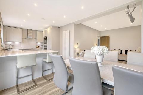 18 Court Avenue, Romford, RM3 0XS