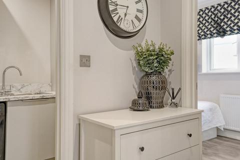 18 Court Avenue, Romford, RM3 0XS
