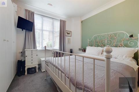 3 bedroom apartment to rent, Thorncliffe Court, Clapham