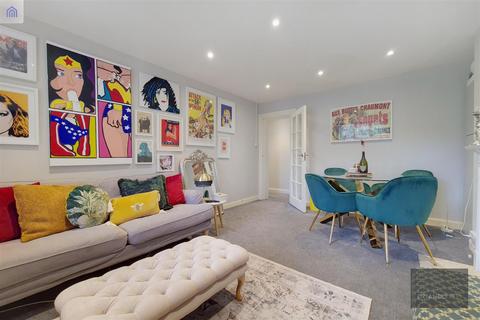 3 bedroom apartment to rent, Thorncliffe Court, Clapham