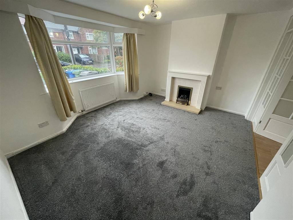 Old Meadow Lane, Hale, Altrincham 3 bed semidetached house £1,550