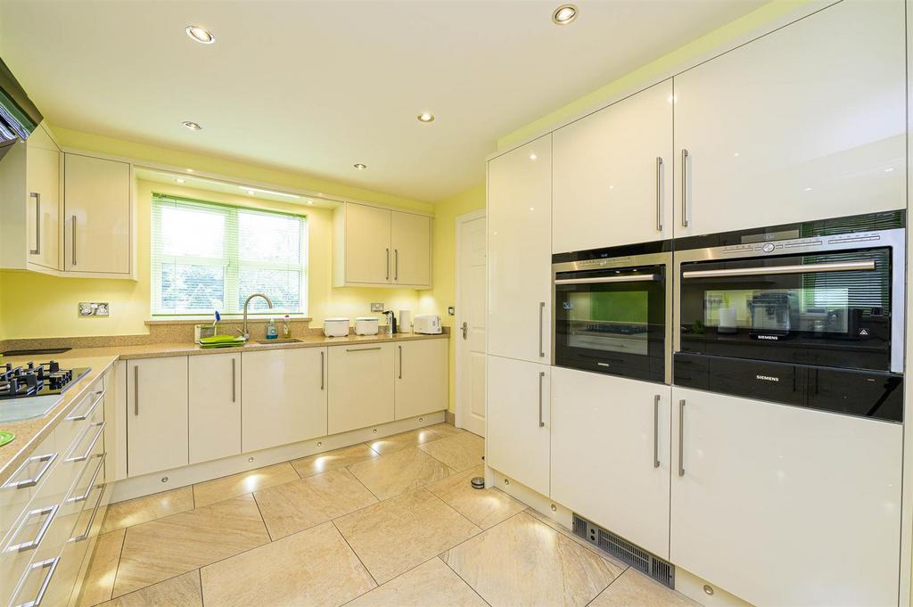 Talbot Way, Stapeley, Nantwich 5 bed detached house for sale £469,000