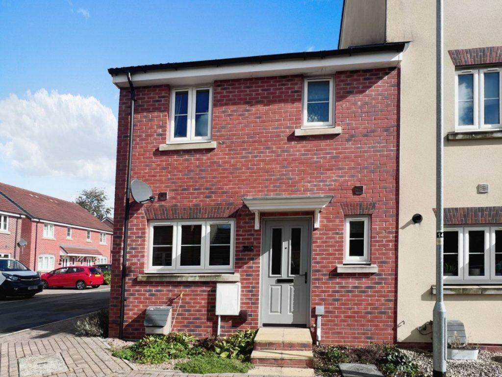 Buxton Way, Royal Wootton Bassett, Swindon, SN4 8JB 3 bed end of