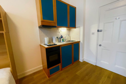 Studio to rent, Fulham Palace Road, Hammersmith, London, W6