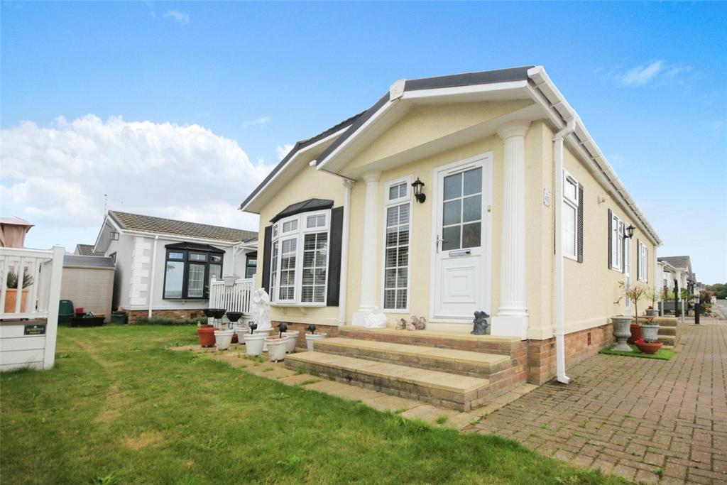 Elm Way, Hayes Country Park, Battlesbridge, Wickford, SS11 2 bed park