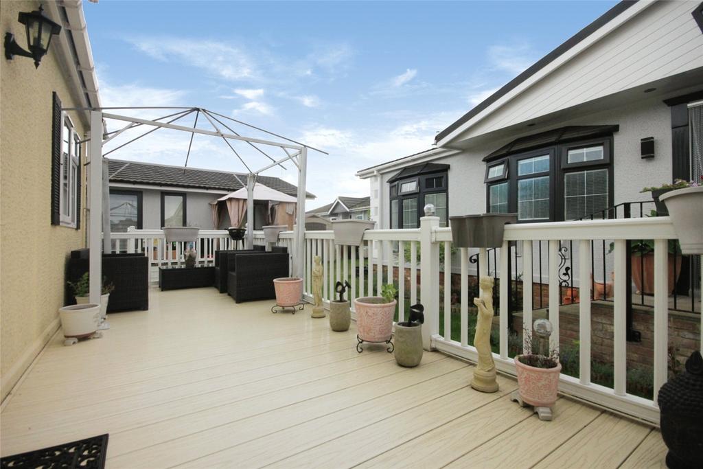 Elm Way, Hayes Country Park, Battlesbridge, Wickford, SS11 2 bed park