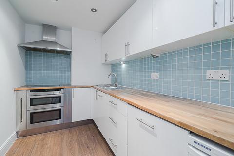 3 bedroom flat to rent, Fulham Palace Road