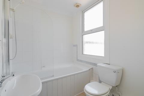 3 bedroom flat to rent, Fulham Palace Road