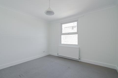 3 bedroom flat to rent, Fulham Palace Road