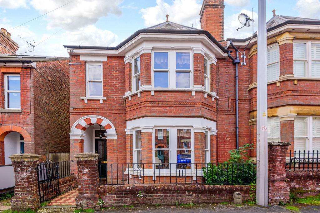 Fairfield Road, Winchester, SO22 4 bed end of terrace house £3,000