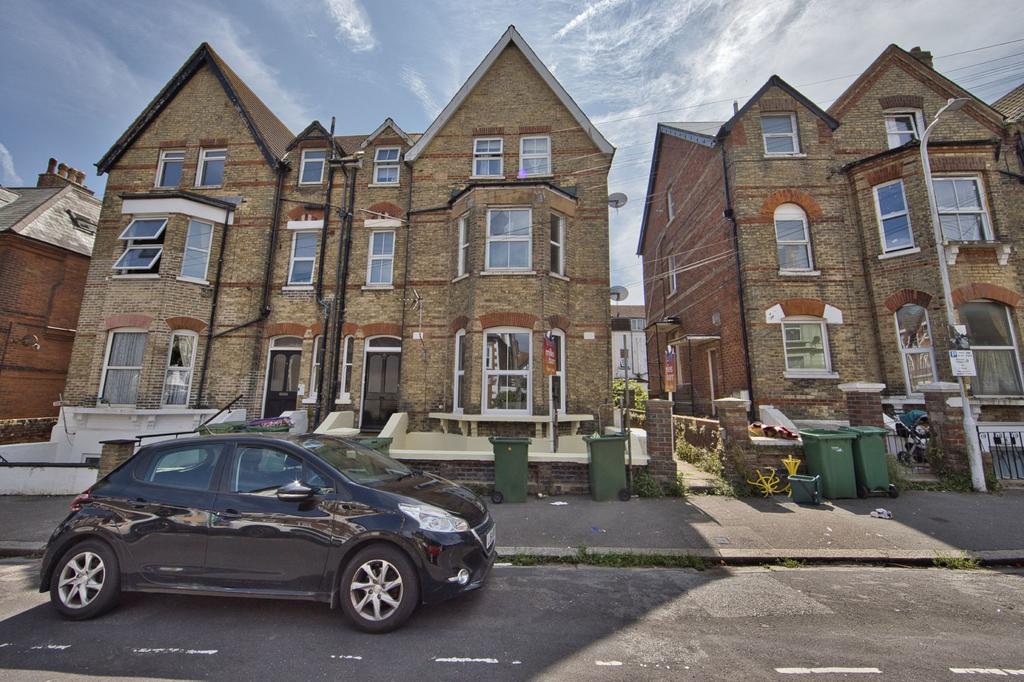 Connaught Road, Folkestone, CT20 2 bed flat £900 pcm (£208 pw)