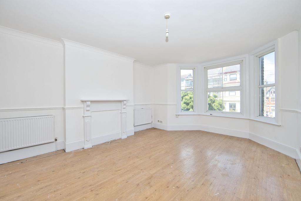 Connaught Road, Folkestone, CT20 2 bed flat £900 pcm (£208 pw)