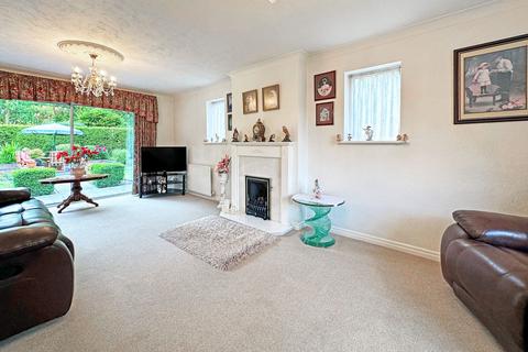 4 bedroom detached bungalow for sale - Queen Eleanors Drive, Knowle, B93
