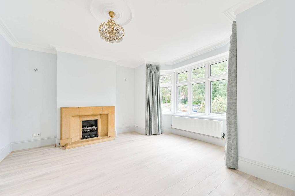 Barrow Point Avenue, Pinner, HA5 4 bed house £3,600 pcm (£831 pw)