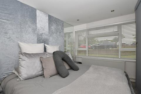 2 bedroom ground floor flat for sale - Kingston Road, Leatherhead, Surrey