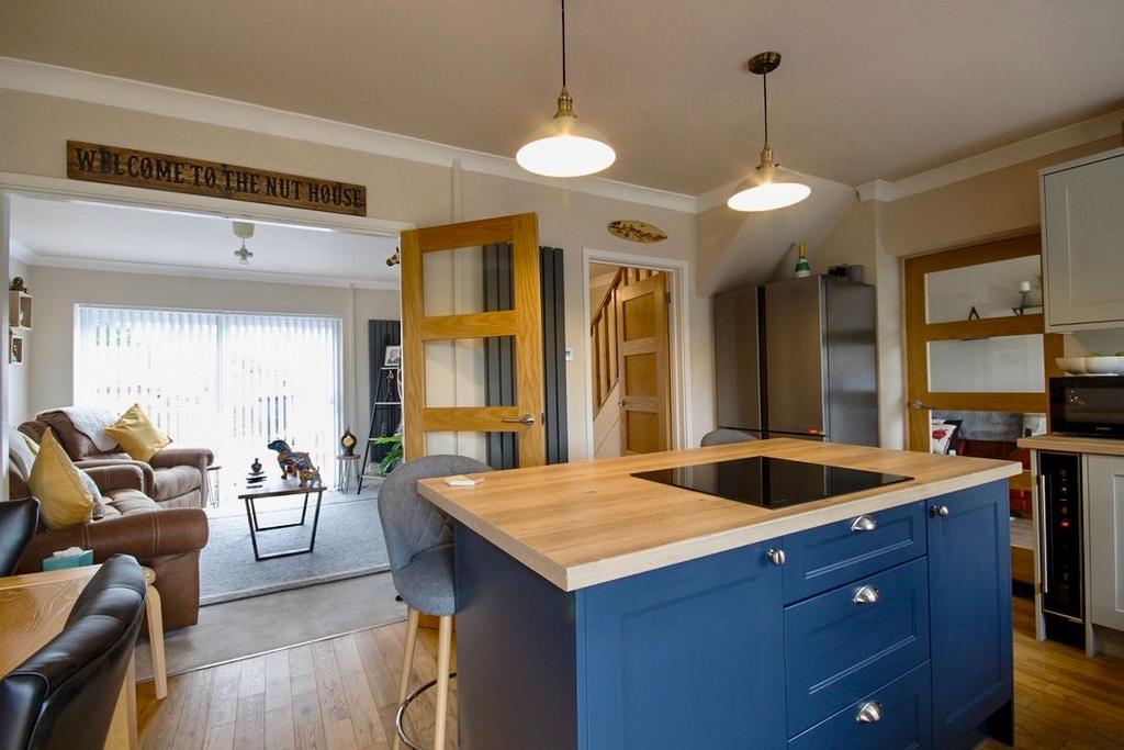 Crown Lane, Pontllanfraith, Blackwood 3 bed semidetached house £300,000