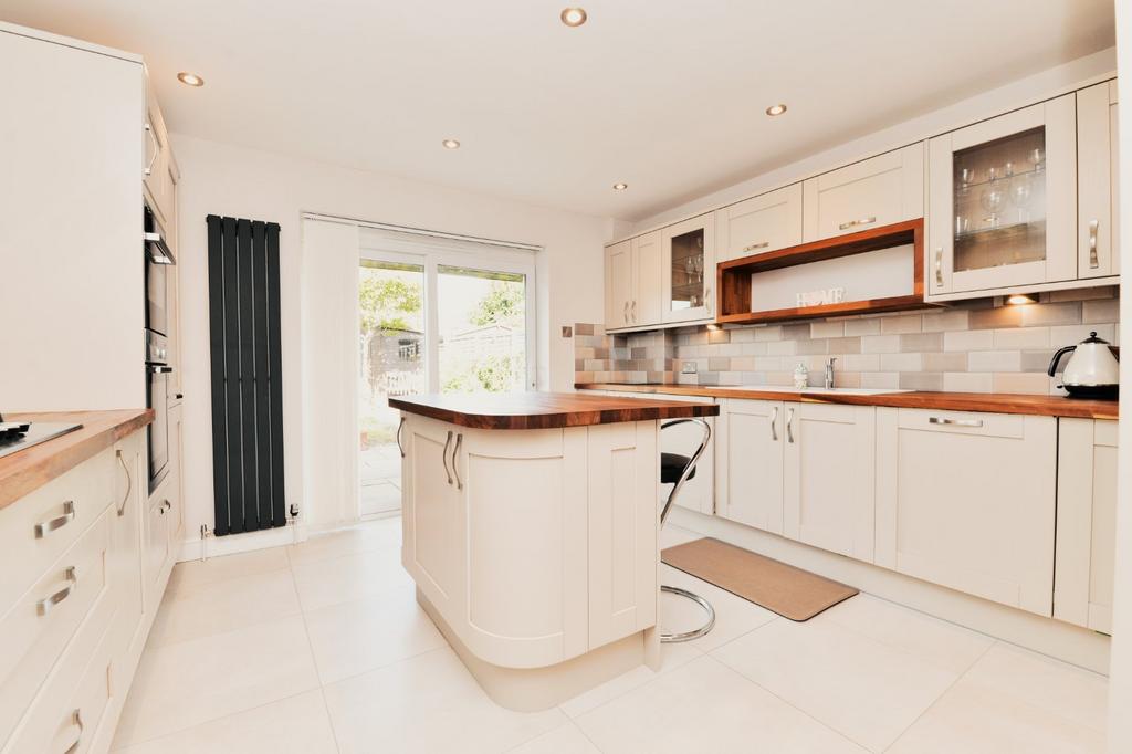Southern Lane, Barton On Sea, New Milton, Hampshire, BH25 3 bed