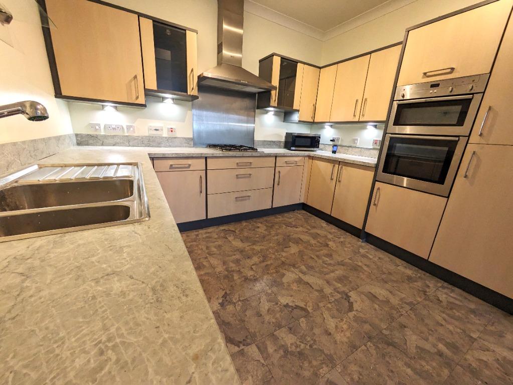 Cramond Road North, Cramond... 2 bed flat £1,250 pcm (£288 pw)