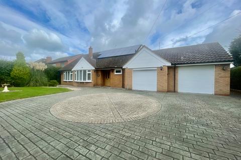 3 bedroom bungalow to rent, Chequers Lane, Wychbold, Droitwich, Worcestershire, WR9