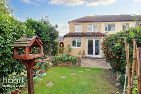 3 bedroom end of terrace house for sale - Harold Court Road, Romford