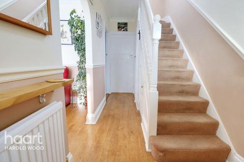 3 bedroom end of terrace house for sale - Harold Court Road, Romford