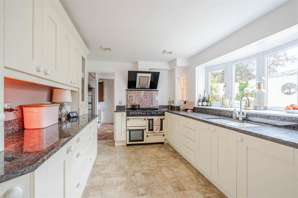 Upper Common, Kington Langley 4 bed cottage for sale £585,000