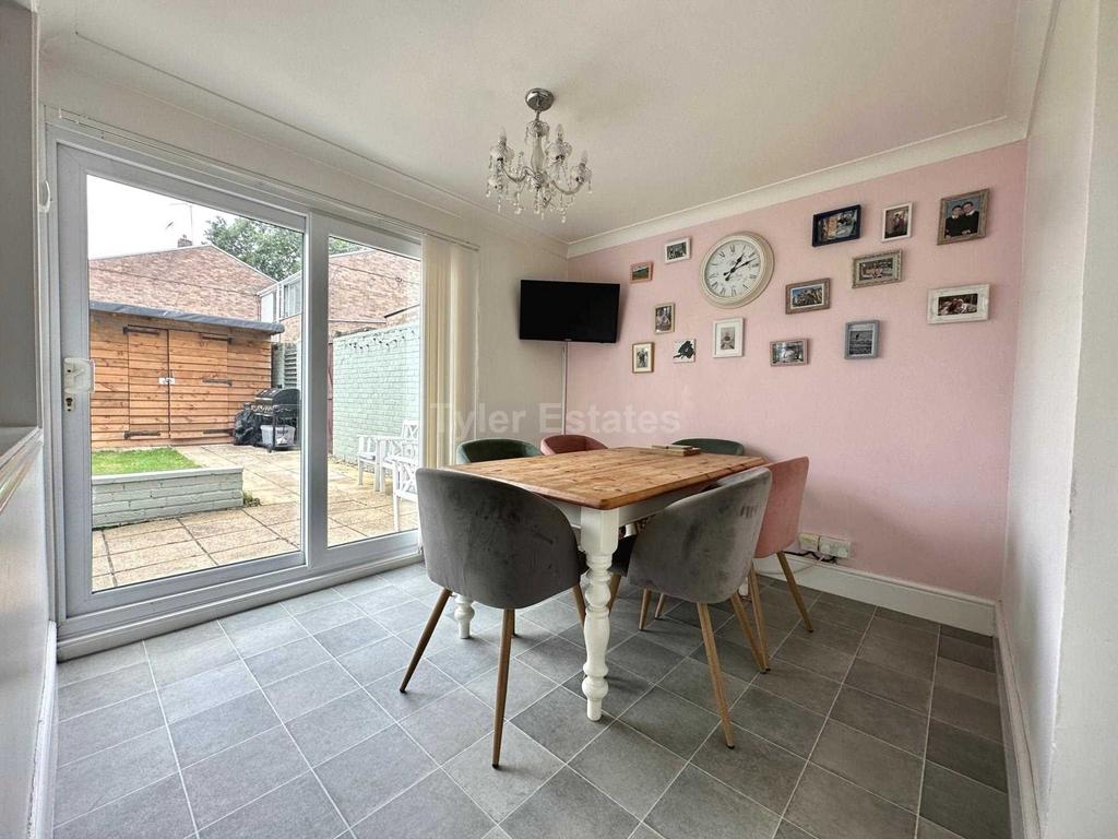 Great Knightleys, Basildon SS15 3 bed terraced house for sale £340,000