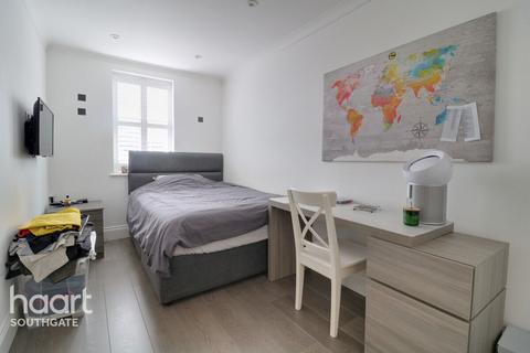 61 The Mall, London, N14 6LR