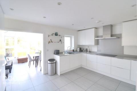 61 The Mall, London, N14 6LR