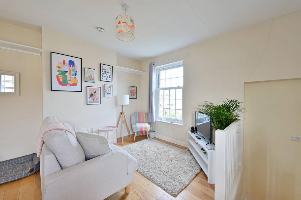 Russell Road, Wimbledon, London, SW19 1 bed flat £1,750 pcm (£404 pw)