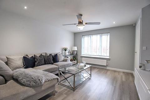 3 bedroom semi-detached house for sale - Shearing Close, UPPER GORNAL, DY1 3RQ