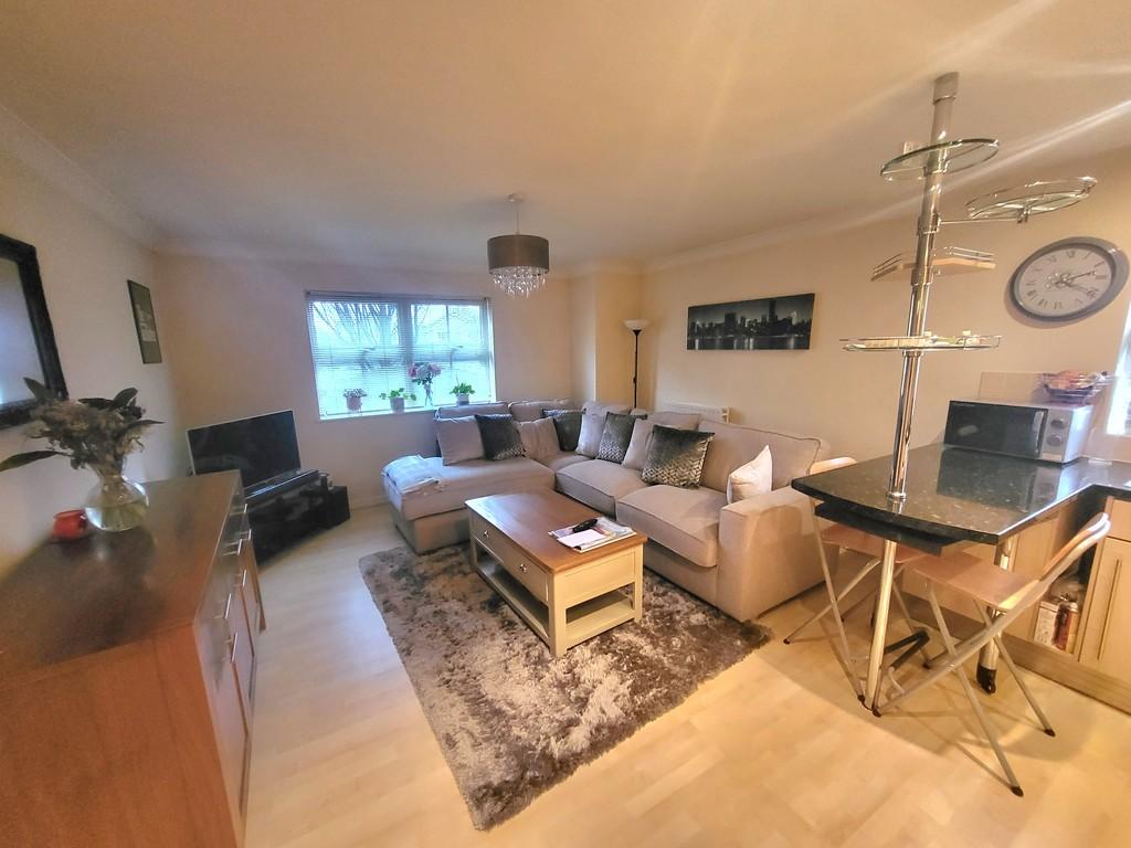 Fearnley Croft, Gomersal 2 bed apartment £695 pcm (£160 pw)