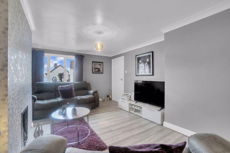 31 Benrig Avenue, Kilmaurs, KA3 2QQ 3 bed terraced house £130,000