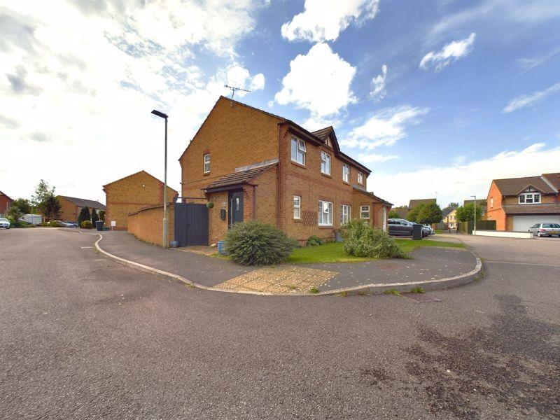 Kestrel Gardens, Quedgeley, Gloucester 3 bed semidetached house £260,000