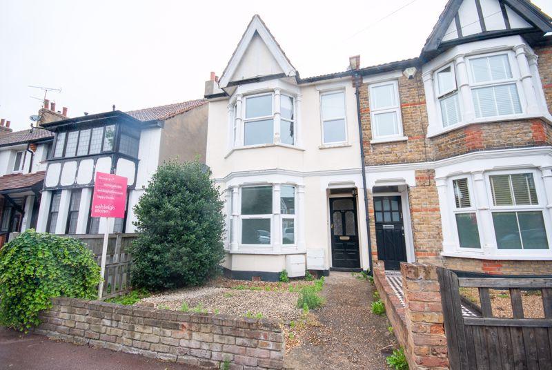 Grange Road, LeighOnSea SS9 2 bed apartment £1,150 pcm (£265 pw)