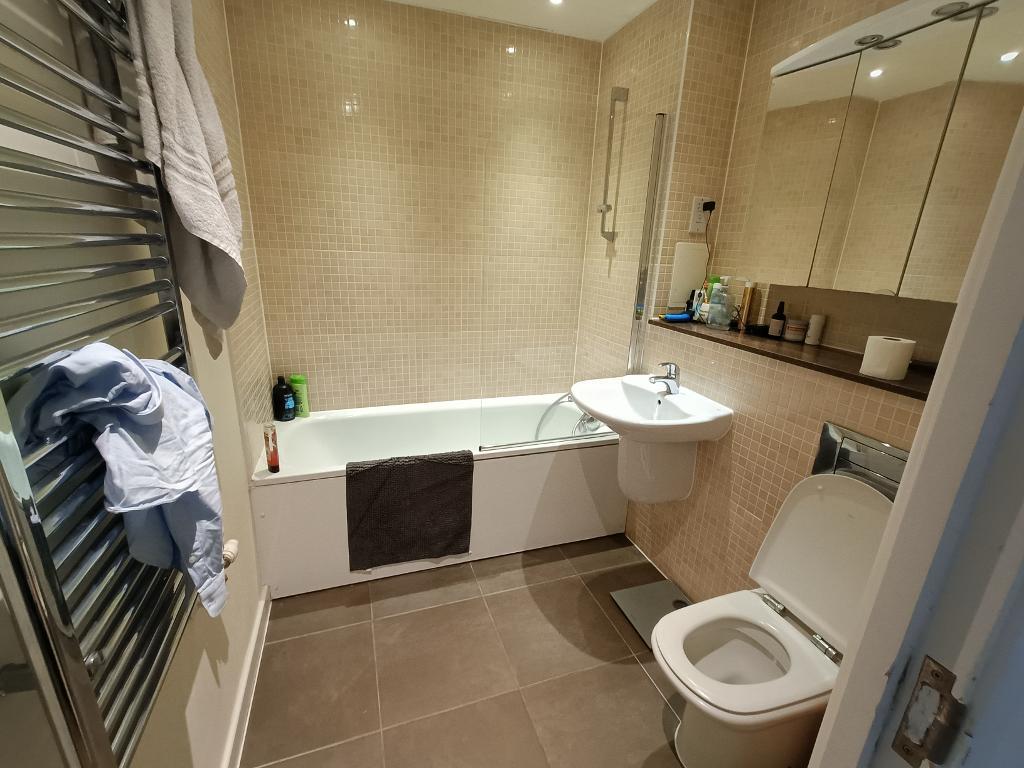 Apartment in Shadwell, Aldgate - More