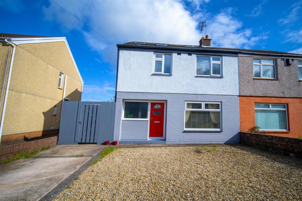 Maes Glas, Caerphilly, CF83 1JW 3 bed semidetached house £300,000