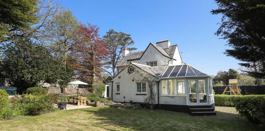 Benllech, TynyGongl, Isle of Anglesey, LL74 5 bed detached house for