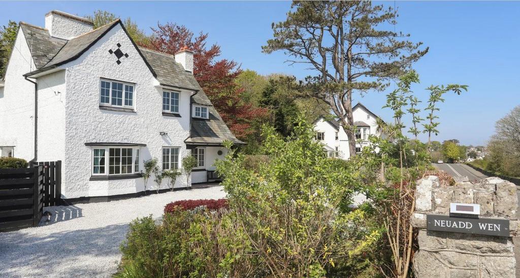 Benllech, TynyGongl, Isle of Anglesey, LL74 5 bed detached house for