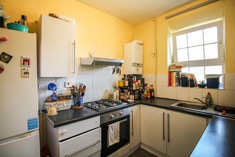 3 bedroom flat to rent - Bowman House, London, N1