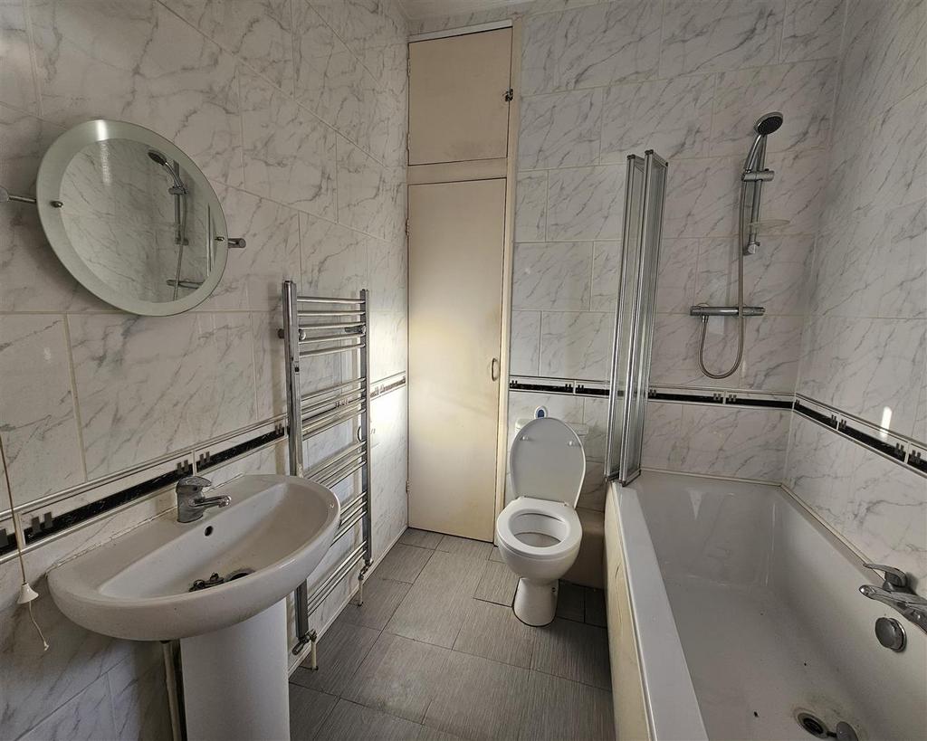 20230921 173339 1 bathroom.jpg