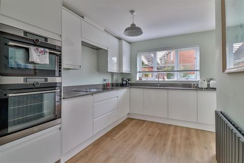 1 Betts Close, Hadleigh, Ipswich, IP7 6DW