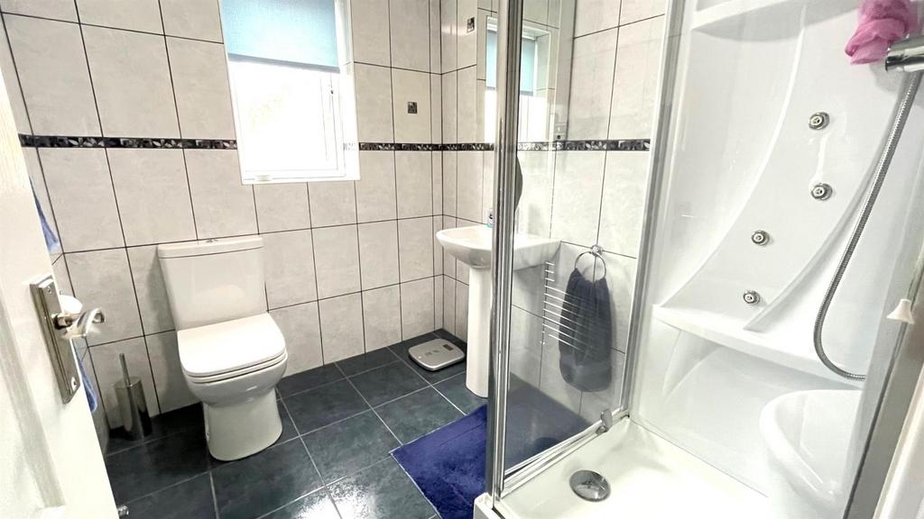 Tiled 3 piece shower room en suite