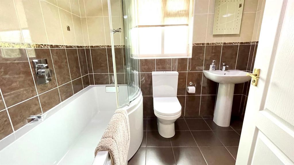 Tiled 3 piece bathroom