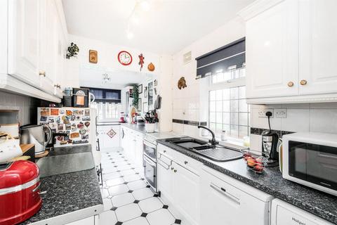 72 Leadale Avenue, London, E4 8AY
