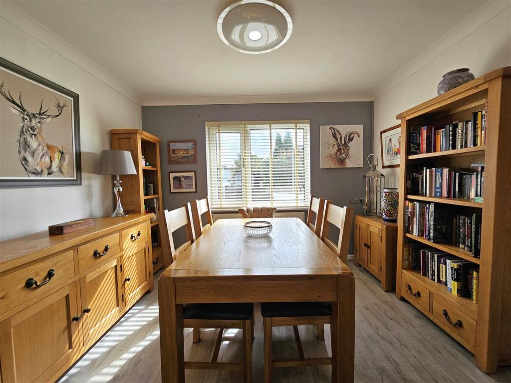 DINING ROOM.jpg
