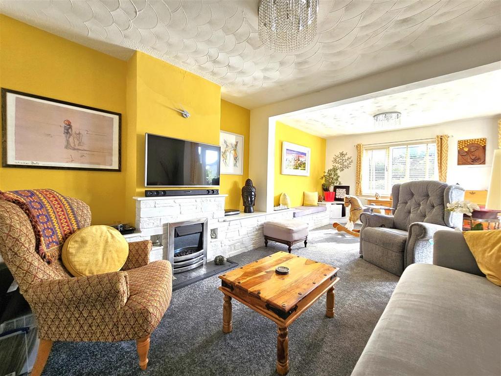 LIVING ROOM.jpg